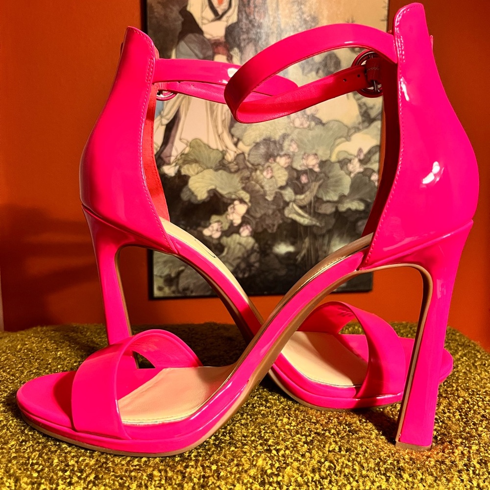 Jessica Simpson Fluorescent Pink Patent Heel.     Size 10